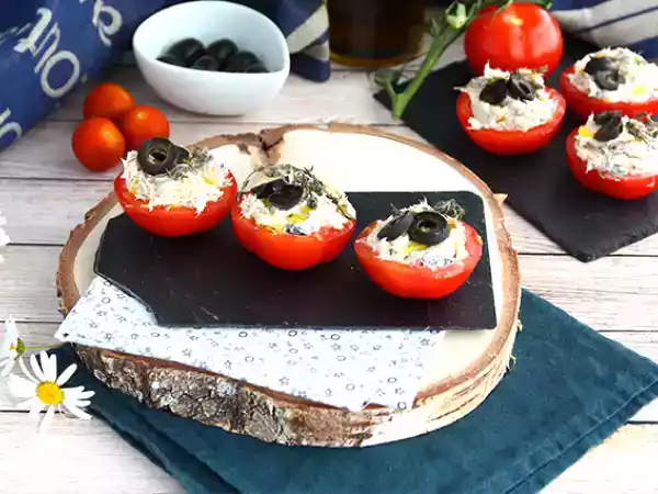 Recept Gevulde tomaten met tonijn, verse kaas en olijven