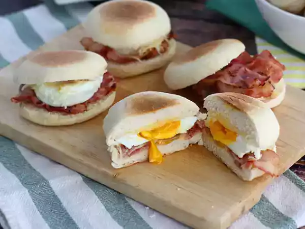 Recept Engelse muffins met ei en spek