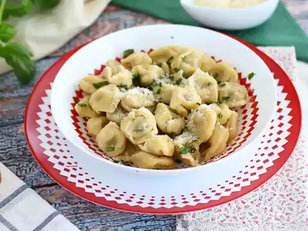Recept Tortellini met parmezaan, ham en basilicum