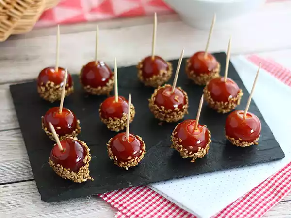 Recept Gekarameliseerde kerstomaatjes met sesamzaad of liefdestomaatjes