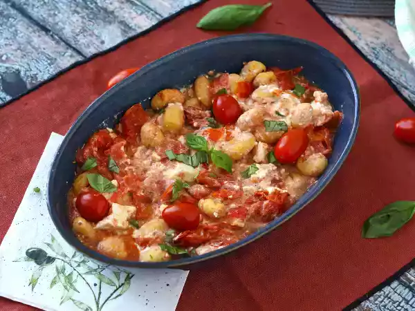Recept Gebakken feta gnocchi met airfryer, een supersnel gerecht met kerstomaatjes en feta!