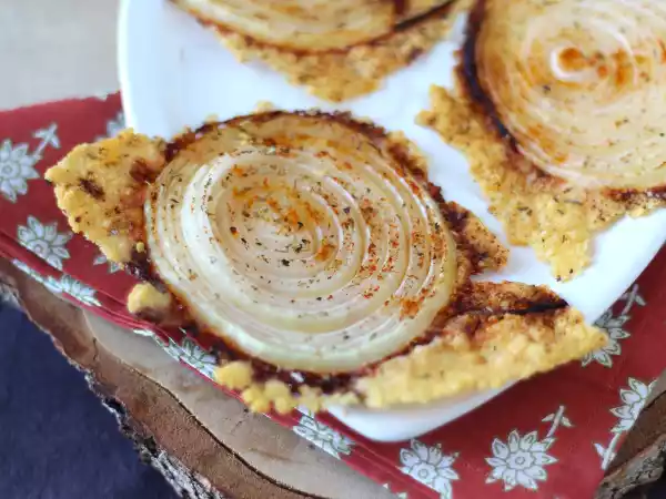 Recept Super knapperige zelfgemaakte uien- en parmezaanchips
