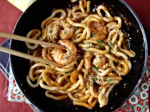Recept Garnalen udon noedels met pittige pindasaus