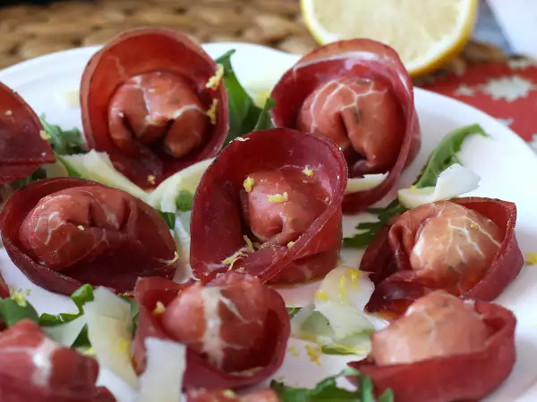 Recept Tortelloni di bresaola gevuld met rucola en ricotta kaas: lekker en klaar in 10 minuten!