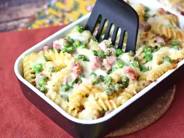 Recept Romig gebakken pasta met erwten en gegratineerde ham