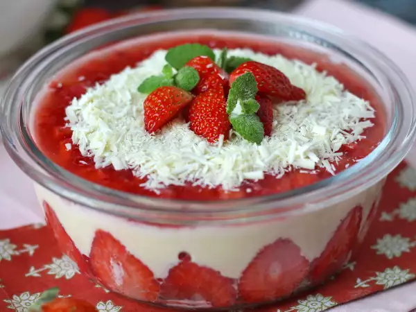 Recept Pavê de morango, het braziliaanse dessert van aardbeien en gecondenseerde melk dat het best koud kan worden gegeten