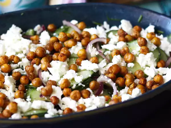 Recept Salade van komkommer, geroosterde kikkererwten, avocado en feta