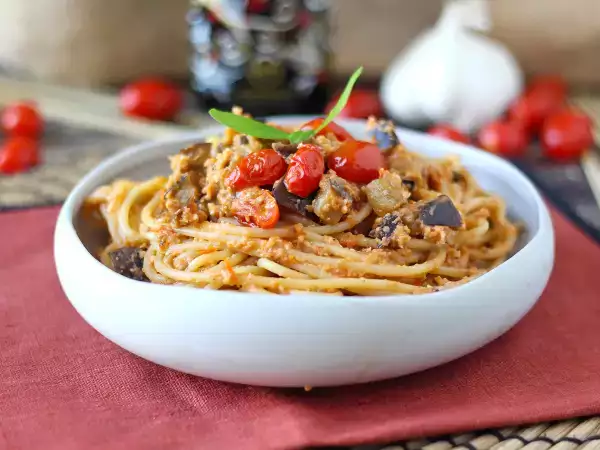 Recept Pasta met auberginecrème en kerstomaatjes: eenvoudig en lekker recept