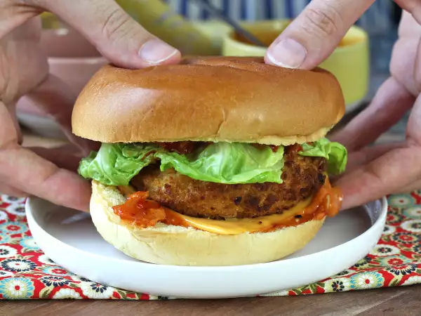 Recept Kipburger in koreaanse stijl: knapperig, pittig en ontzettend lekker