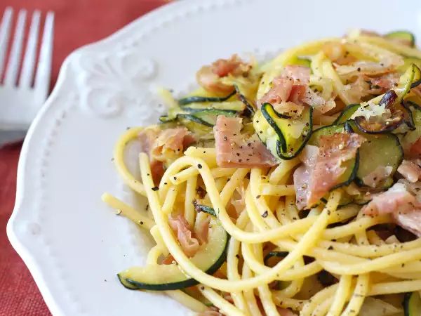 Recept Pasta met courgette en knapperig spek: een eenvoudig recept voor lunch en avondeten