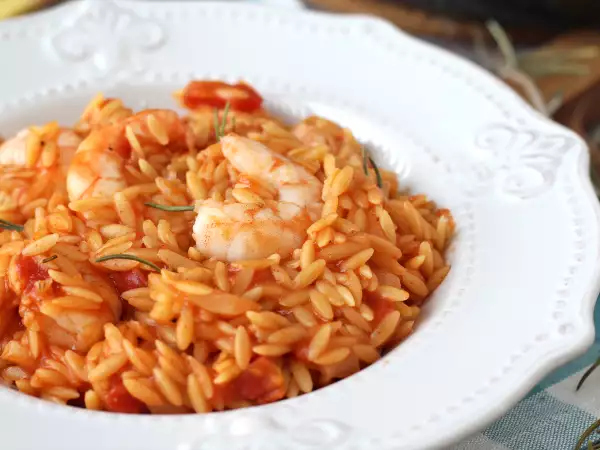 Recept Orzo-pasta met tomaten en garnalen, bereid als een risotto