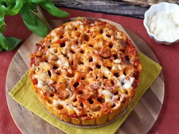 Recept Ovengebakken rigatoni-timballo met worst, bechamelsaus en mozzarella