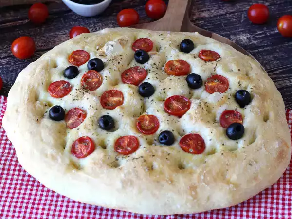 Recept Dikke, luchtige focaccia met cherrytomaatjes, olijven en oregano