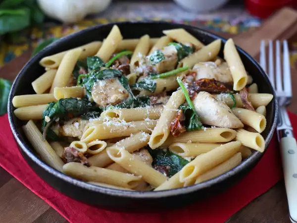 Recept Marry me chicken pasta: romige pasta met kip, gedroogde tomaten en parmezaan