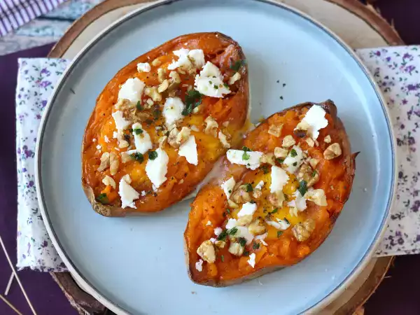 Recept Geroosterde zoete aardappel met ei, feta, honing en walnoten