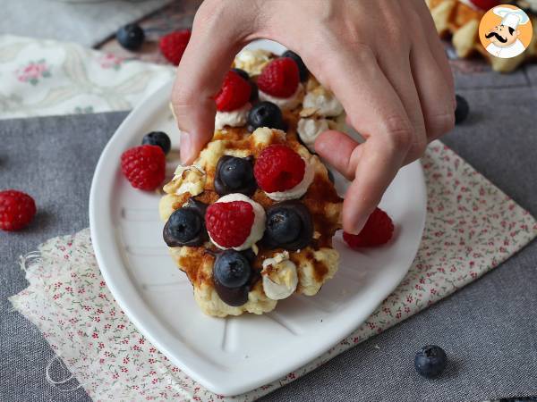 Wafels met fruit, chocolade en slagroom - Voorbereiding stap 7