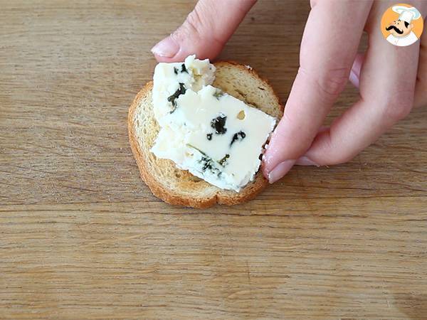 Toast met roquefort, walnoten en honing - Voorbereiding stap 1