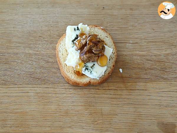 Toast met roquefort, walnoten en honing - Voorbereiding stap 2