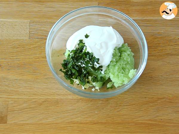 Tzatziki, de Griekse saus met komkommer en yoghurt - Voorbereiding stap 4