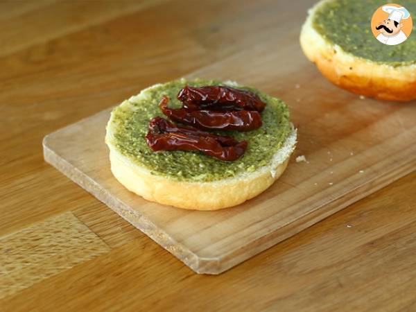 Italiaanse burger: pesto, zongedroogde tomaten, mozzarella - Voorbereiding stap 2