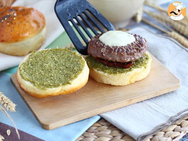 Italiaanse burger: pesto, zongedroogde tomaten, mozzarella - Voorbereiding stap 4