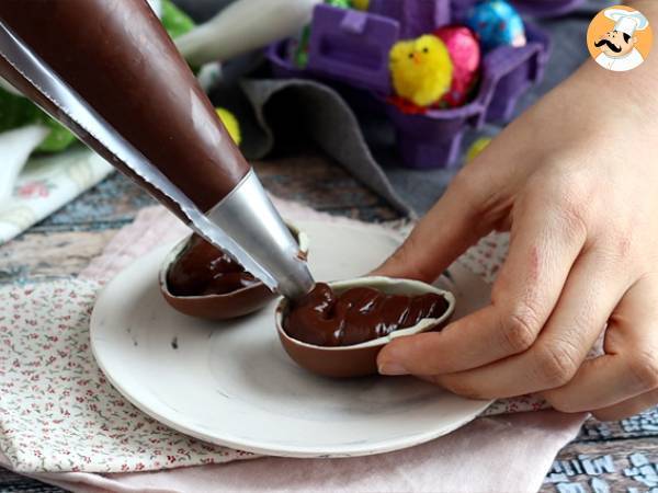 Paaseieren gevuld met chocolade dessertroom en M&M's - Voorbereiding stap 4