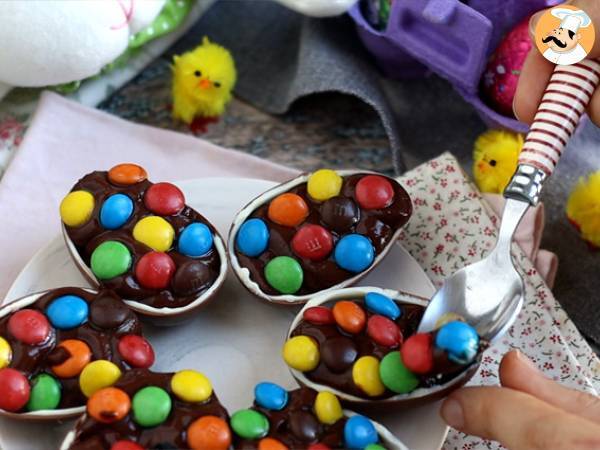 Paaseieren gevuld met chocolade dessertroom en M&M's - Voorbereiding stap 5