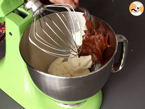 Pandoro brioche gevuld met Nutella crème en vanillecrème in de vorm van een kerstboom - Voorbereiding stap 1