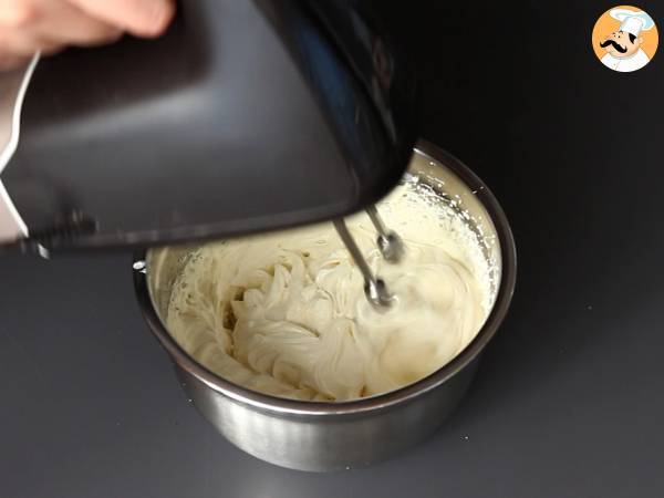 Pandoro brioche gevuld met Nutella crème en vanillecrème in de vorm van een kerstboom - Voorbereiding stap 4