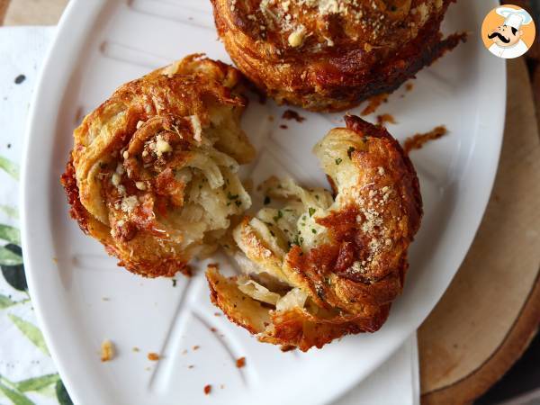 Cruffins, de combinatie van een croissant en een muffin, in dit geval gezouten met parmezaan en mozzarella. - Voorbereiding stap 8