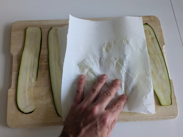 Courgette parmigiana in air fryer: snel, licht en knapperig - Voorbereiding stap 4