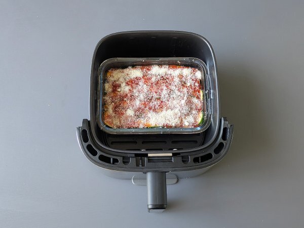 Courgette parmigiana in air fryer: snel, licht en knapperig - Voorbereiding stap 9