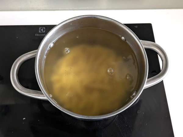 Koude pasta met rucolapesto, kerstomaatjes en mozzarella: het frisse en snelle zomerrecept - Voorbereiding stap 1