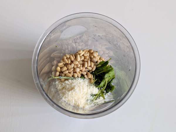 Koude pasta met rucolapesto, kerstomaatjes en mozzarella: het frisse en snelle zomerrecept - Voorbereiding stap 2