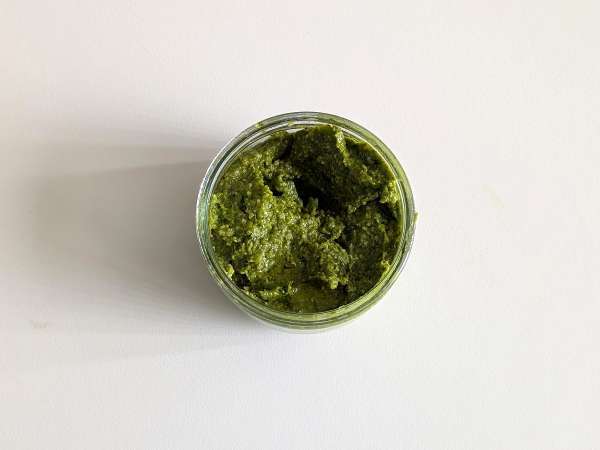 Koude pasta met rucolapesto, kerstomaatjes en mozzarella: het frisse en snelle zomerrecept - Voorbereiding stap 3