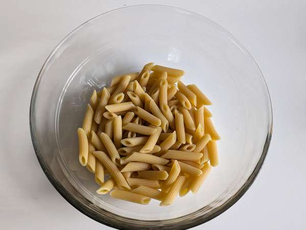 Koude pasta met rucolapesto, kerstomaatjes en mozzarella: het frisse en snelle zomerrecept - Voorbereiding stap 4