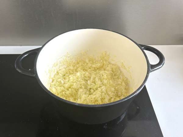 Traditioneel Marokkaans gebakje met baksteendeeg, kip en kruiden - Voorbereiding stap 2