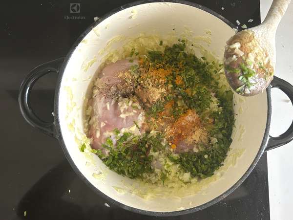 Traditioneel Marokkaans gebakje met baksteendeeg, kip en kruiden - Voorbereiding stap 3