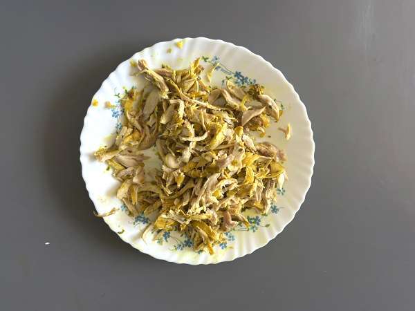 Traditioneel Marokkaans gebakje met baksteendeeg, kip en kruiden - Voorbereiding stap 7