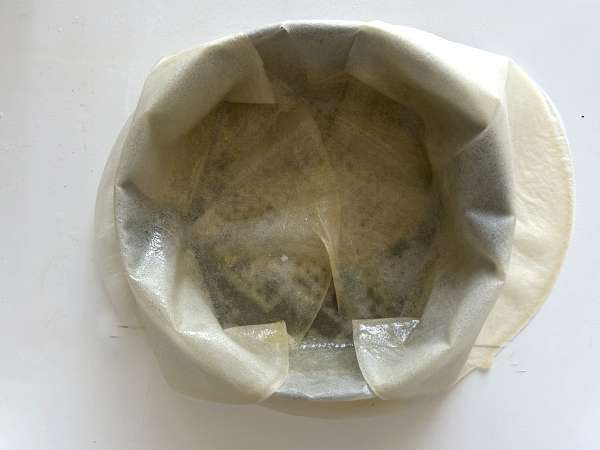 Traditioneel Marokkaans gebakje met baksteendeeg, kip en kruiden - Voorbereiding stap 11