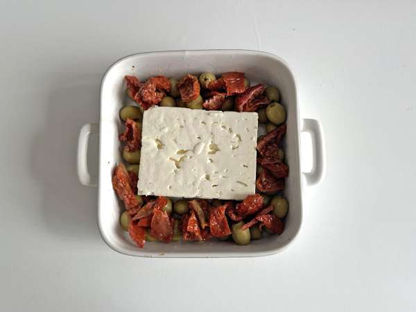 Gebakken feta met gedroogde tomaten en olijven, mediterrane stijl - Voorbereiding stap 2