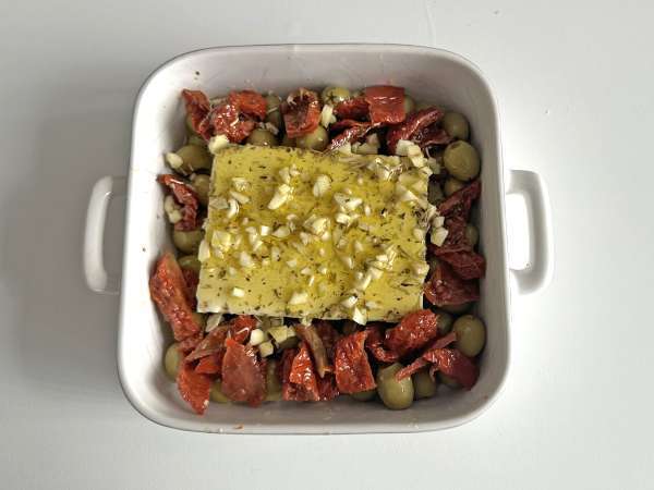 Gebakken feta met gedroogde tomaten en olijven, mediterrane stijl - Voorbereiding stap 3
