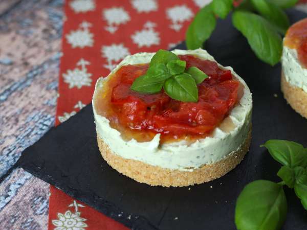 Hartige kaastaart in één portie met basilicum en kerstomaatjes: smakelijk idee voor buffetten en aperitieven - Voorbereiding stap 10