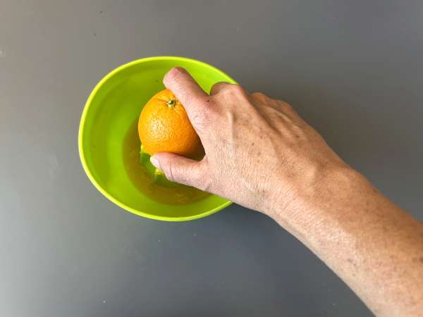 Agua de Valencia, de mediterrane cocktail met cava en sinaasappel die je thuis kunt maken. - Voorbereiding stap 1