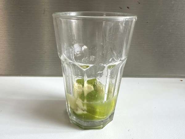 Citroen Caipirinha: het gemakkelijk te maken Braziliaanse drankje zonder cocktailshaker - Voorbereiding stap 4