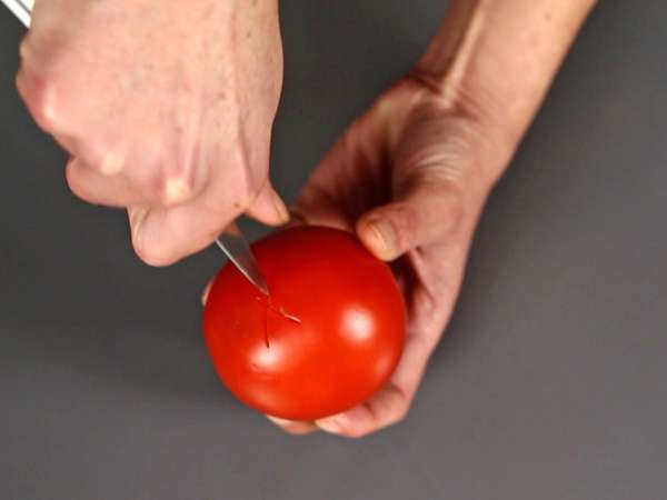 Een rauwe tomatensaus met een volle smaak, ideaal als topping op een pizza of een pinsa. - Voorbereiding stap 1