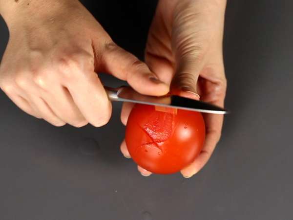 Een rauwe tomatensaus met een volle smaak, ideaal als topping op een pizza of een pinsa. - Voorbereiding stap 3