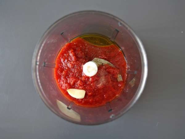 Een rauwe tomatensaus met een volle smaak, ideaal als topping op een pizza of een pinsa. - Voorbereiding stap 4