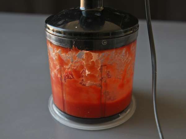 Een rauwe tomatensaus met een volle smaak, ideaal als topping op een pizza of een pinsa. - Voorbereiding stap 5