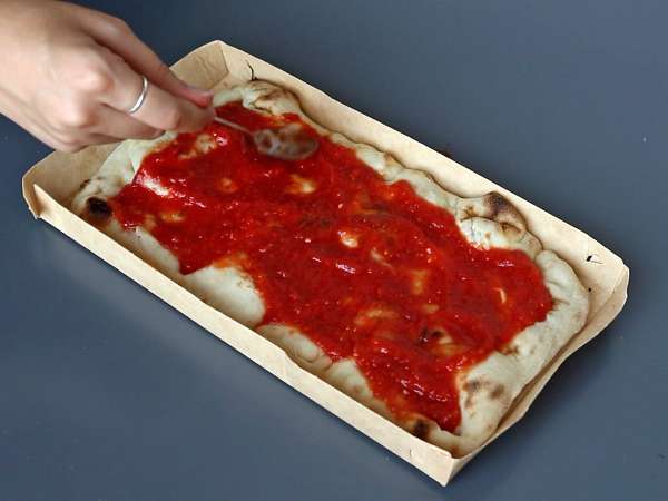 Een rauwe tomatensaus met een volle smaak, ideaal als topping op een pizza of een pinsa. - Voorbereiding stap 6